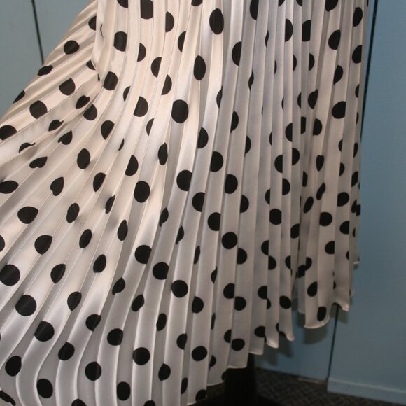 "Marilyn Munro Inspired" Dress with Pleated Skirt - Picture 5 of 10